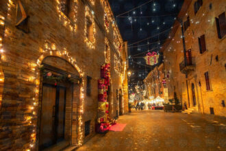 Corinaldo addobbato a tema nataliazio