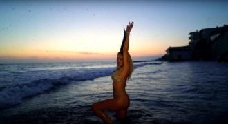 Valeria Marini backstage video-4