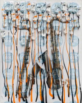 Arman_-Accomulazione-di-tubetti-e-sassofono-tagliato-montato-su-tela-riportato-su-tavola-cm-102x82-in