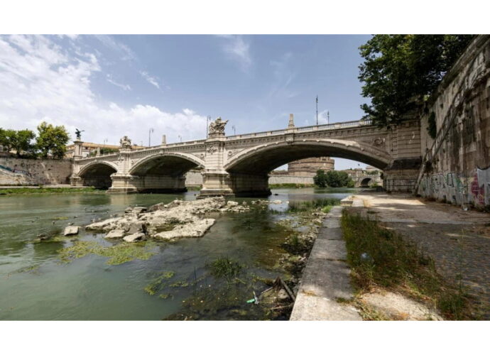 Foto siccità Italia (ponte neroniano fiume Tevere)-cop