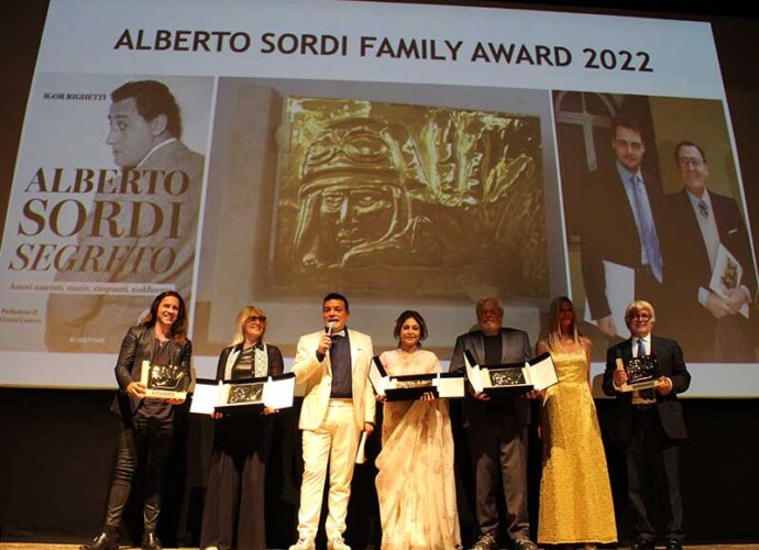 Igor-Righetti-con-i-premiati-di-quest'anno-dell'-Alberto-Sordi-Family-Award-cop