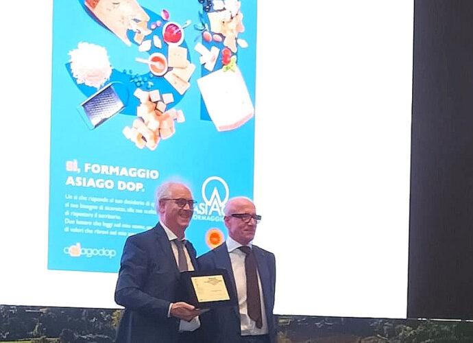 Presidente-Fiorenzo-Rigoni-riceve-premio-cop