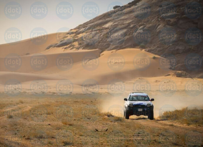 L'Isuzu-Vehicross-di-Carcheri-Pons-nel-deserto-dell'Arabia-Saudita-nel-corso-della-tappa-di-ieri-cop