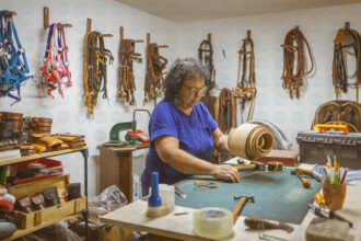 Giuseppina-Altieri-—-lavorazione-cuoio_ph-in