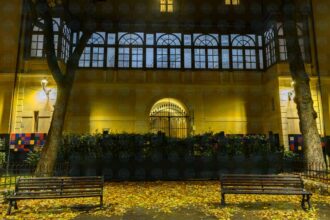 Piotr-Hanzelewicz,-Paesaggio-ideale-2,-veduta-dalla-piazza-esterna-2,-2024,-@giorgio-benni-in